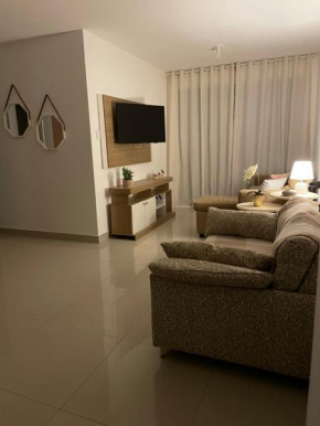 Ap dos Sonhos!!! Ótima localização. Varanda com chuveiro privativo.